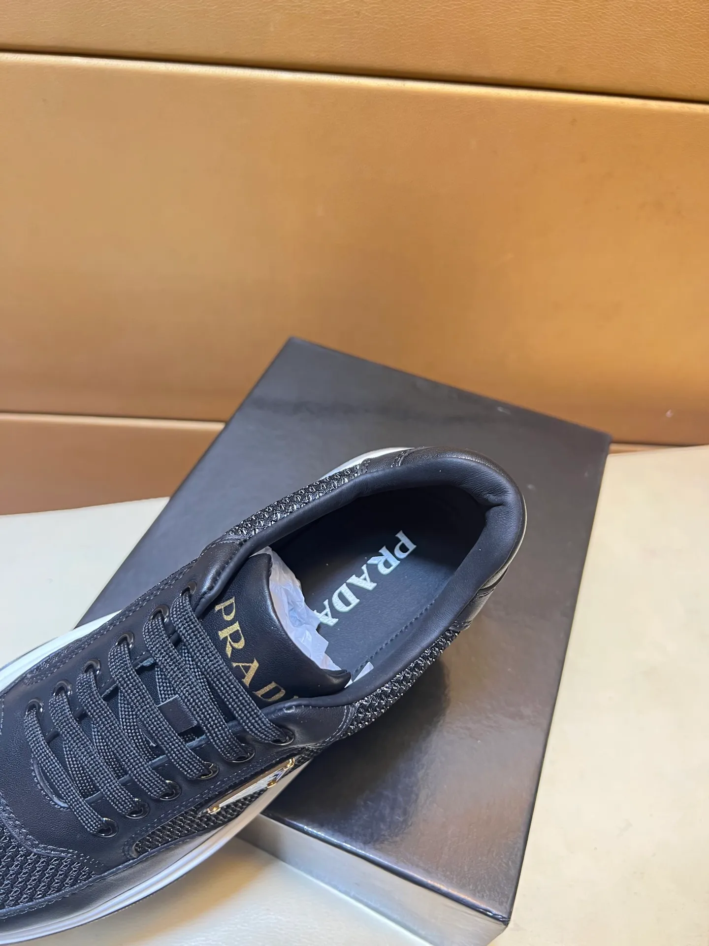 pp560💰👑👑《PRADA》【Classic Original Version】Prada: Top 🔝 Purchasing Agent 🔍🔍Sold at the latest men’s counter simultaneously, imported high-quality original version from Italy 🇮🇹: 🔝Brand silk calfskin·Shoe height, brand logo·Brand high mercerized canvas cloth·Tongue screen printing Brand logo: Prominent (high-end, extravagance, class), exquisite workmanship (imported Italian 🇮🇹 water-based mesh lining, 🐂cowhide feet), soles: original soles specially provided by the original factory, double-layer movable molding: transparent air cushion bottom, environmentally friendly, wear-resistant, ultra-light, comfortable, 🌲🌲🌲, real-life photos 🎬The real ones are more beautiful Flying code number 38-44